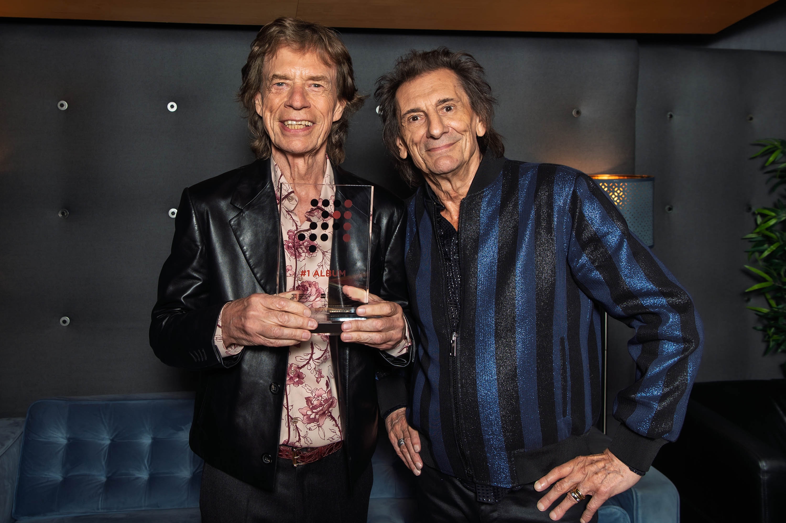 Mick Jagger und Ron Wood mit dem &bdquo;Nummer 1 Award&ldquo; der Offiziellen Deutschen Charts