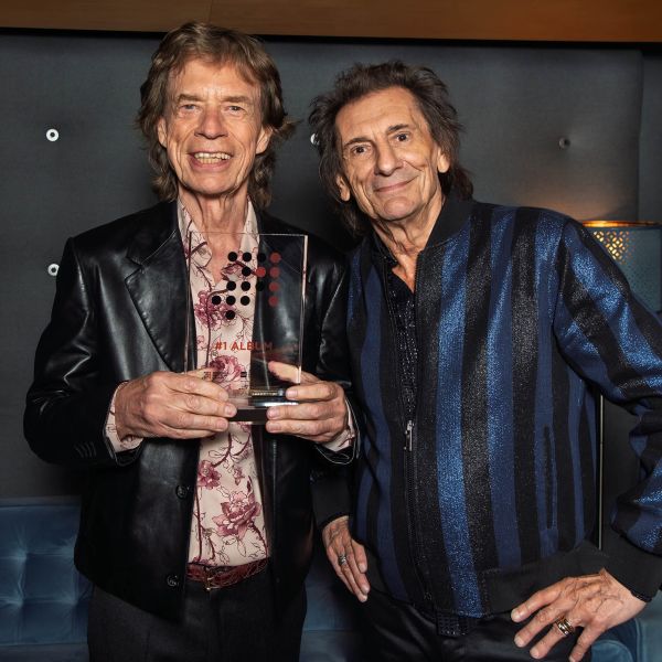 Mick Jagger und Ron Wood mit dem &bdquo;Nummer 1 Award&ldquo; der Offiziellen Deutschen Charts