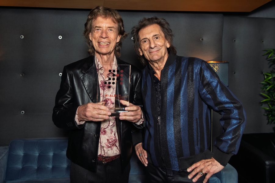 Mick Jagger und Ron Wood mit dem &bdquo;Nummer 1 Award&ldquo; der Offiziellen Deutschen Charts